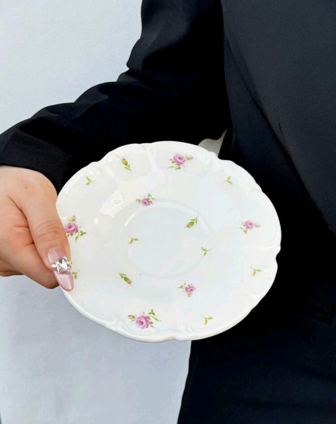 فنجان شاي ابيض مع نقش زهور وردية  250 ملي