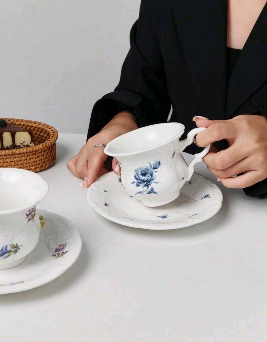 فنجان شاي مع رسم زهرة زرقاء 250 ملي