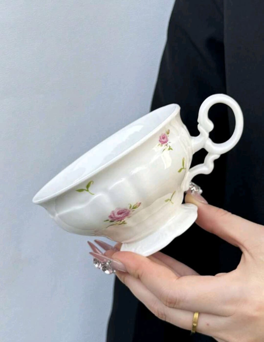 فنجان شاي ابيض مع نقش زهور وردية  250 ملي